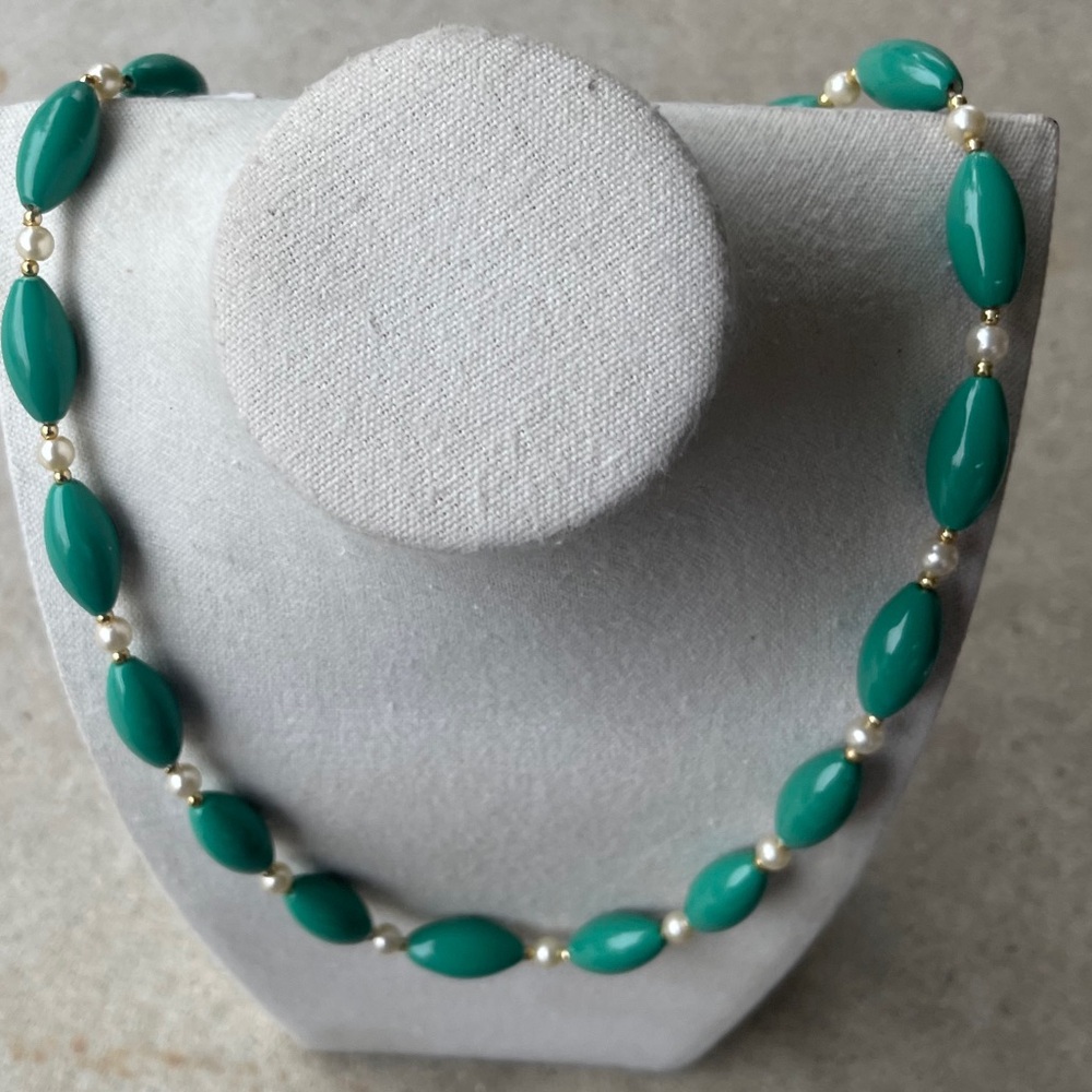 vintage necklace featuring chunky green beads and small Faux Pearls spacers - Picture 8 of 10